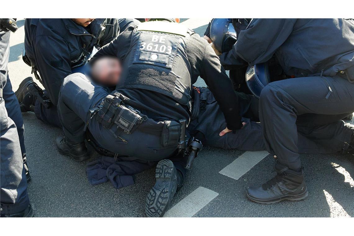 Ein Teilnehmer einer rechtsextremistischen Demonstration wird am S-Bahnhof Ostkreuz von Polizisten in Gewahrsam genommen.