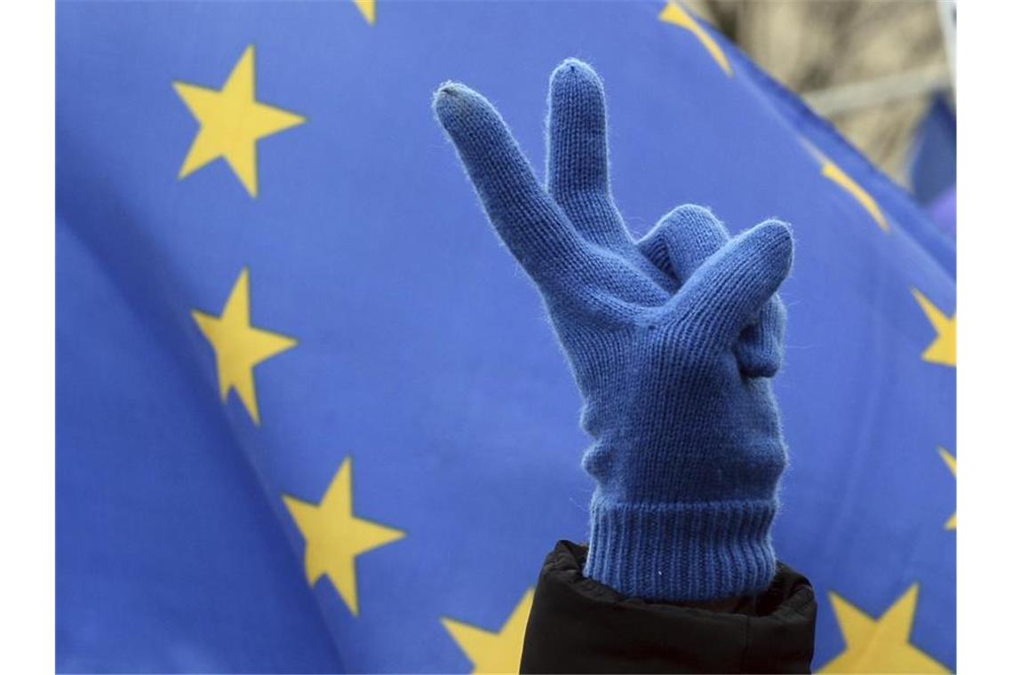 Ein Teilnehmer eines Marsches für Europa zeigt das Victory-Zeichen. Foto: Alik Keplicz/AP/Archiv