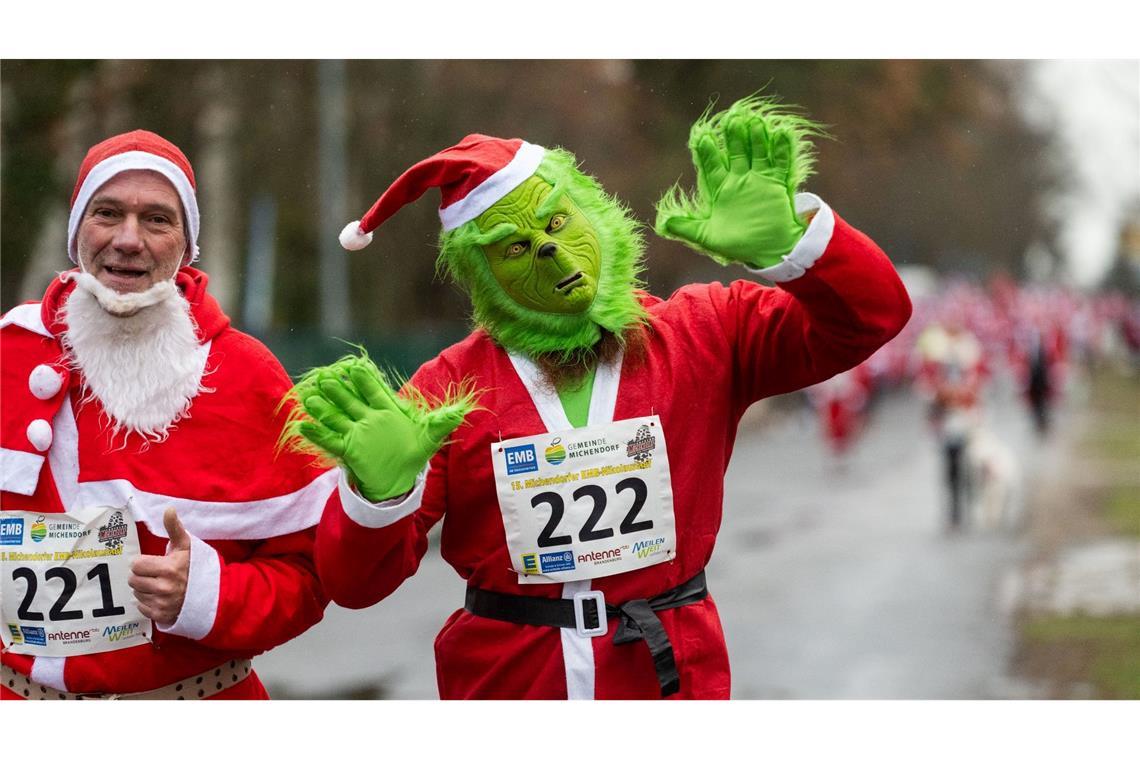 Ein Teilnehmer läuft beim Nikolaus-Lauf in Michendorf mit einem Grinch-Nikolaus-Kostüm mit. Bereits zum fünfzehnten Mal trafen sich kostümierte Läufer am 2. Advent zum Lauf in der brandenburgischen Gemeinde.