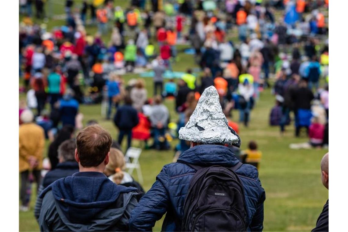 Demo gegen Corona-Auflagen mit mindestens 1500 Menschen