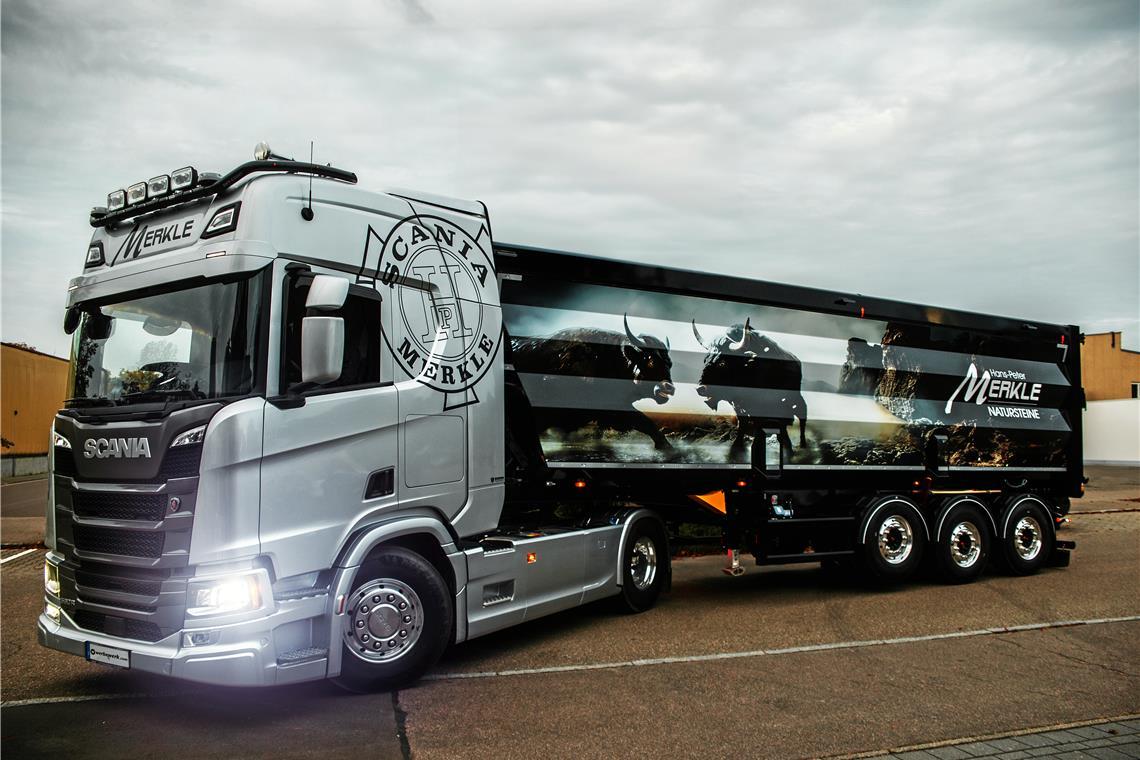 Dank KI starke Bildmotive im Handumdrehen Ein teilweise KI-generiertes Bild von Werbewerk auf einem Lkw. Foto: werbewerk.com/Kai Effinger