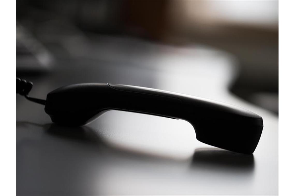 Corona-Krise: Hunderte Anrufe bei Telefonberatung Ein Telefonhörer liegt auf einem Tisch. Foto: Rolf Vennenbernd/dpa/Symbolbild