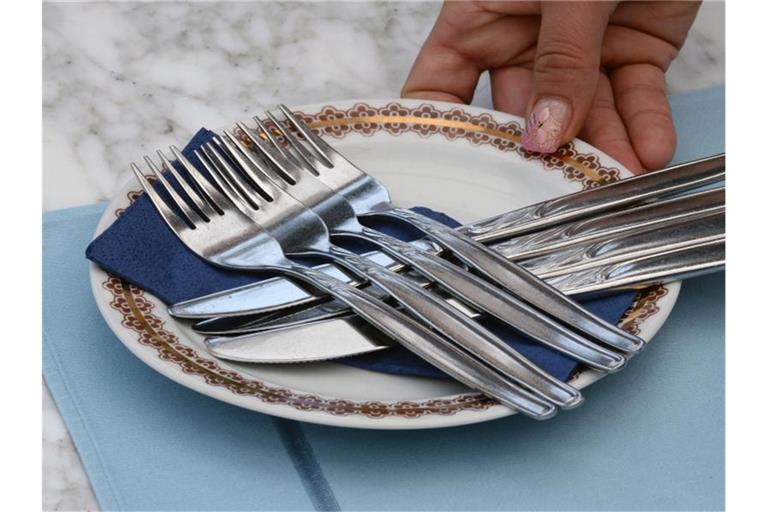 Ein Teller mit Besteck in einem Restaurant. Der Umsatz im Gastgewerbe ist leicht zurückgegangen. Foto: Ralf Hirschberger