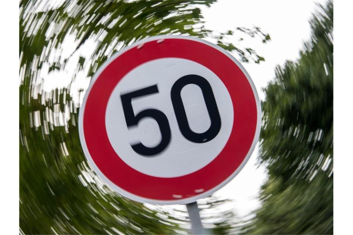 Tempo 70 statt 50 auf Straße durch Ort: Gemeinde wehrt sich Ein „Tempo 50“-Schild. Foto: picture alliance / Sebastian Gollnow/dpa/Symbolbild