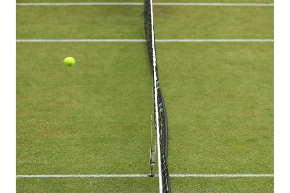 Ein Tennisball fliegt über das Netz. Foto: Friso Gentsch/dpa/Symbolbild