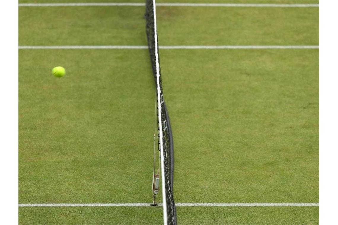 Nick Kyrgios beim ATP-Rasenturnier in Stuttgart dabei Ein Tennisball fliegt über das Netz. Foto: Friso Gentsch/dpa/Symbolbild