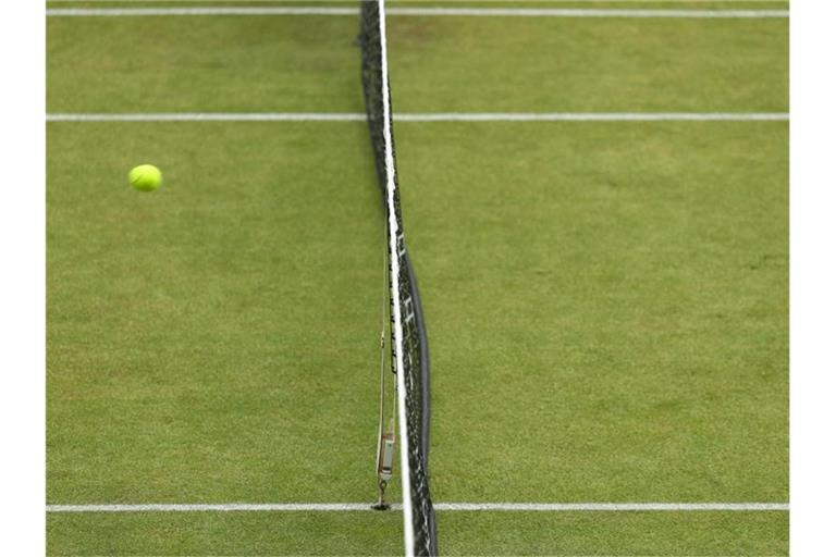 Ein Tennisball fliegt über das Netz. Foto: Friso Gentsch/dpa/Symbolbild
