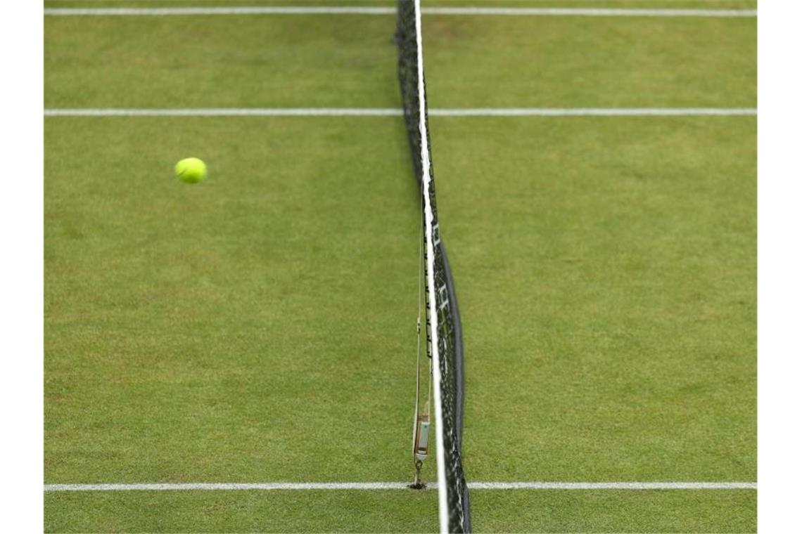 Stuttgarter Rasentennis-Turnier vorerst ohne Titelsponsor Ein Tennisball fliegt über das Netz. Foto: Friso Gentsch/dpa/Symbolbild