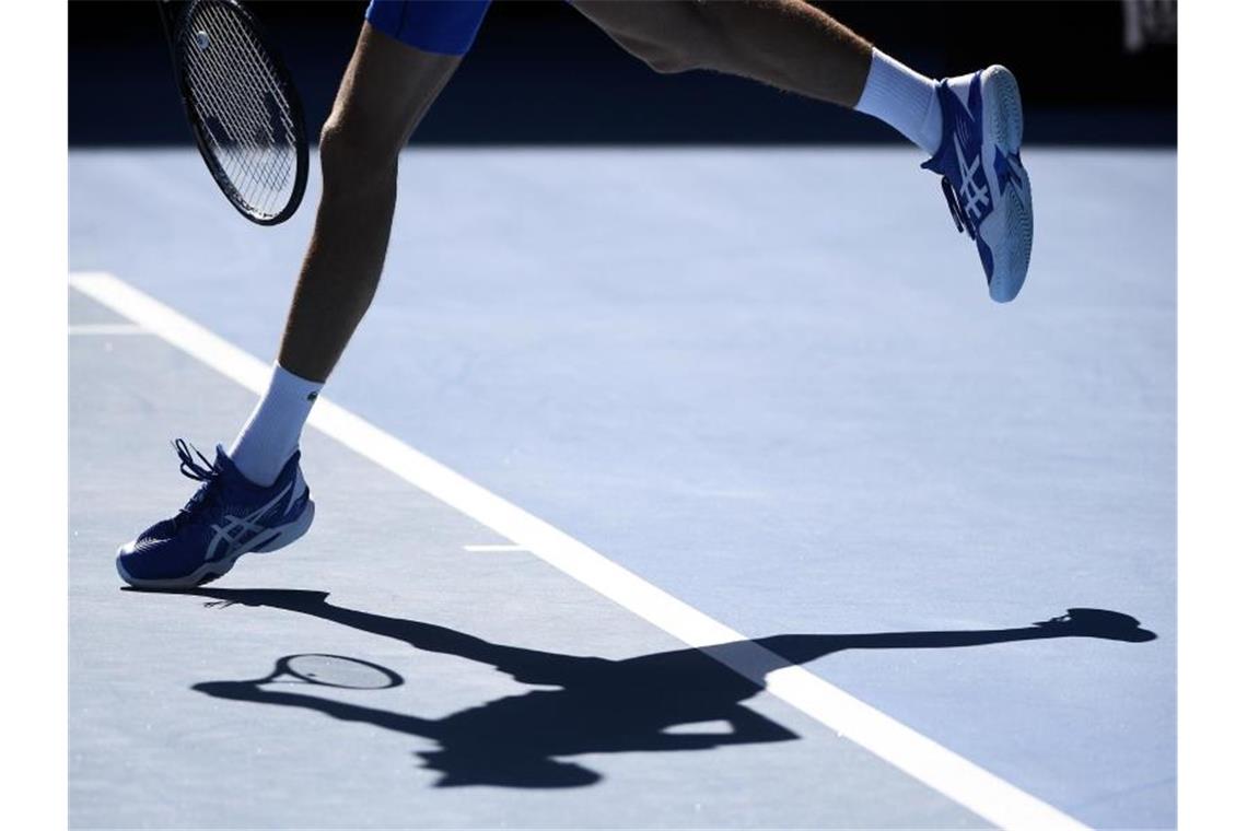 Ein Tennisspieler in Aktion. Foto: Andy Brownbill/AP/dpa/Symbolbild