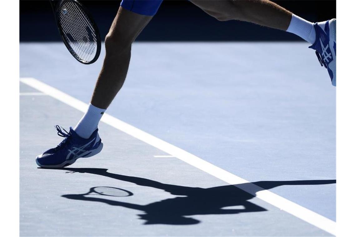 Stuttgarter Tennis-Turnier endgültig abgesagt Ein Tennisspieler in Aktion. Foto: Andy Brownbill/AP/dpa/Symbolbild