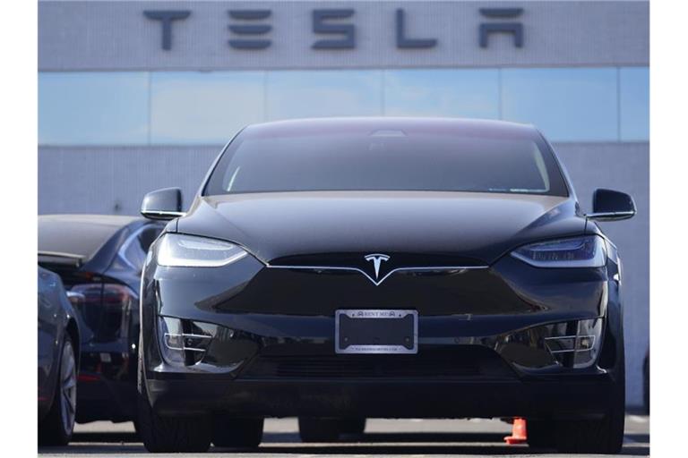Ein Tesla Model X Sports Utility Vehicle steht in einem Tesla-Händlerhaus in den USA. Trotz der Corona-Krise erreichte Tesla 2020 einen Überschuss von 721 Millionen Dollar. Foto: David Zalubowski/AP/dpa