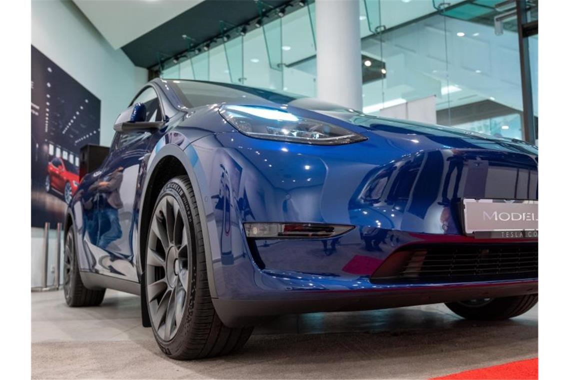 Tesla zeigt Model Y in Deutschland Ein Tesla Model Y. Das Auto kommt zunächst aus China, soll aber in Grünheide gebaut werden, wenn das Werk fertig ist. Foto: Christophe Gateau/dpa