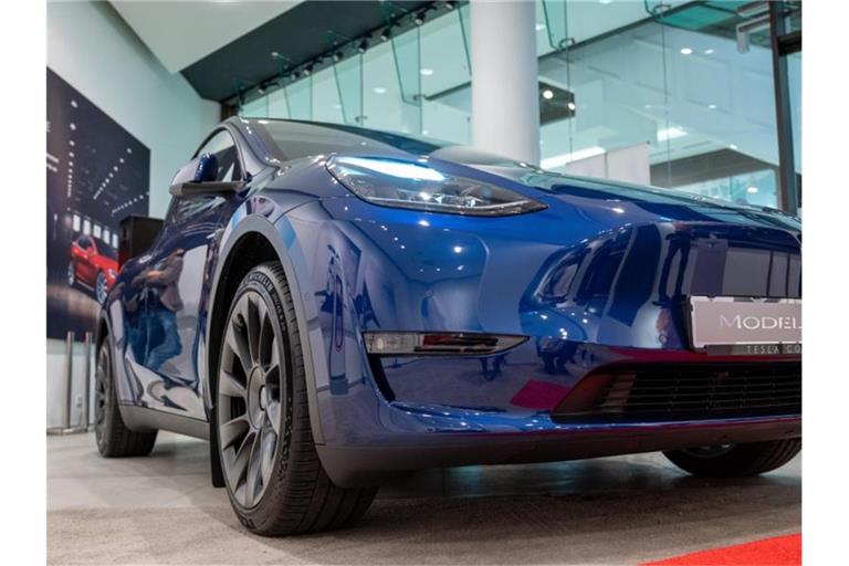 Ein Tesla Model Y. Das Auto kommt zunächst aus China, soll aber in Grünheide gebaut werden, wenn das Werk fertig ist. Foto: Christophe Gateau/dpa