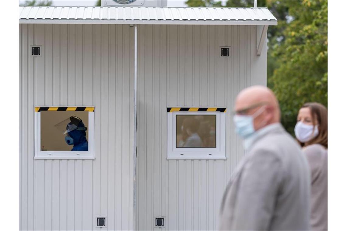 Ein Test-Container auf dem Werksgelände in Wolfsburg. Foto: Peter Steffen/dpa