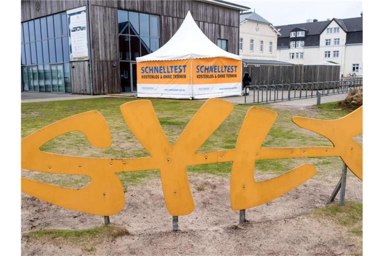 Ein Testcenter für Corona-Schnelltests steht in Wenningstedt. Foto: Daniel Bockwoldt/dpa