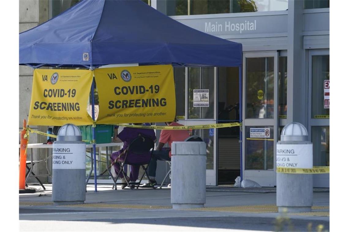 Ein Testzentrum vor einem Krankenhaus im kalifornischen Long Beach. Foto: Ashley Landis/AP/dpa