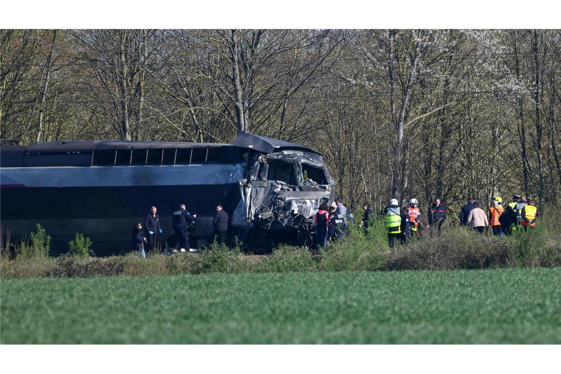 Ein TGV ist in Nordfrankreich mit einem Lastzug zusammengestoßen und entgleist.