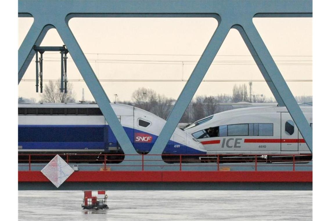 Streiks in Frankreich treffen auch Zugverkehr in Deutschland Ein TGV und ein ICE (r) stehen am auf der Rheinbrücke in Kehl. Foto: Marijan Murat/dpa/Archivbild