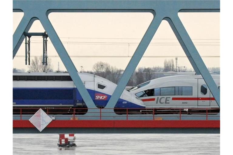 Ein TGV und ein ICE (r) stehen am auf der Rheinbrücke in Kehl. Foto: Marijan Murat/dpa/Archivbild
