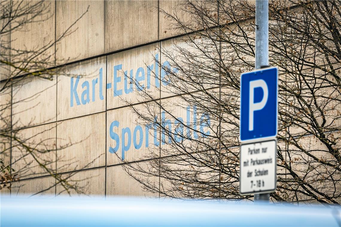 Abriss soll bis Ende 2022 erledigt sein Ein Thema, das die Stadträte umtreibt: Wo parken die 1400 Zuschauer, wenn die neue Karl-Euerle-Halle voll besetzt ist? Foto: A. Becher