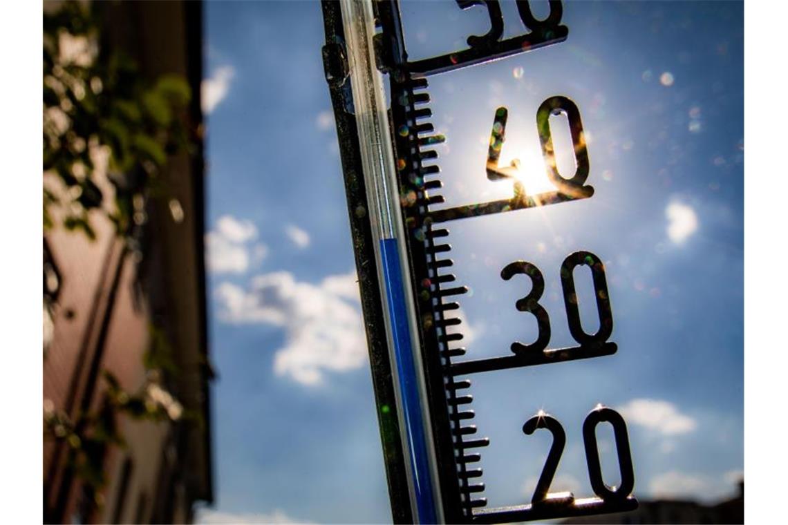 Im Sommer 2018 fast 2000 Hitzetote in Baden-Württemberg Ein Thermometer an einer Hauswand. Foto: Frank Rumpenhorst/Archivbild