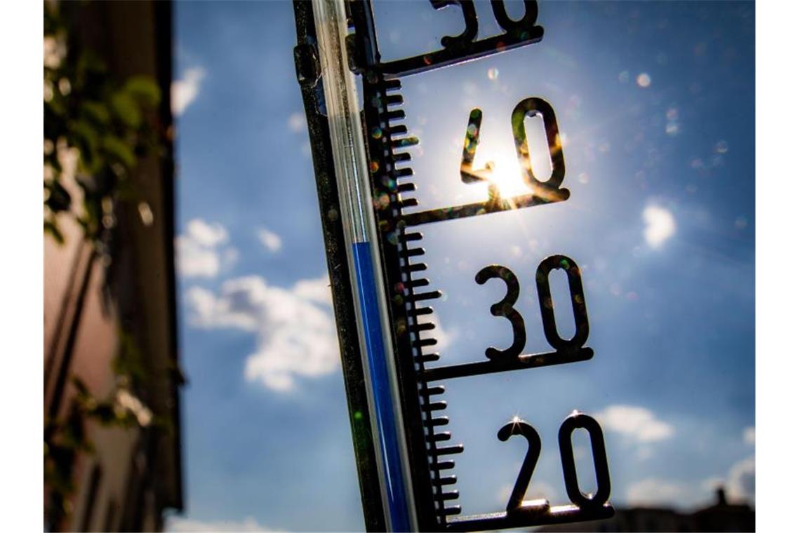 Ein Thermometer an einer Hauswand klettert am Nachmittag in Richtung der 40-Grad-Marke. Foto: Frank Rumpenhorst/Archivbild