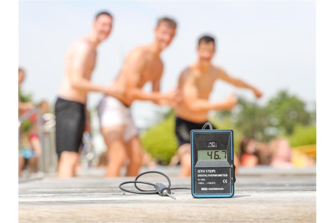 Ein Thermometer im Schwimmbad von Lingen zeigt 46,7 Grad in der Sonne. Hier wurde am 25.7.2019 ein neuer deutscher Temperaturrekord von 42,6 Grad im Schatten erreicht. Foto: Martin Remmers/dpa