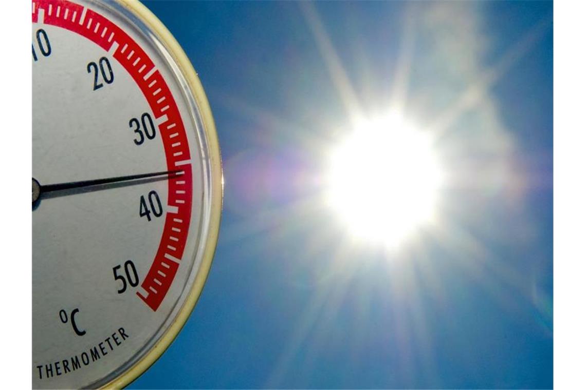 Hitzerekord wackelt: Donnerstag könnte Bestmarke knacken Ein Thermometer zeigt fast 36 Grad Celsius an - im Hintergrund blauer Himmel und Sonne. Foto: Patrick Pleul/Archivbild