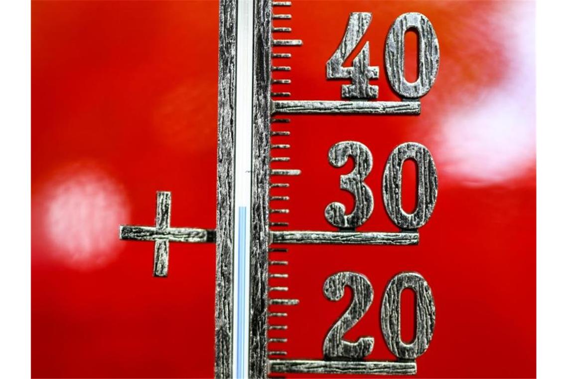 Ein Thermometer zeigt knapp 33 Grad im Schatten an. Foto: Patrick Seeger/dpa/Symbolbild