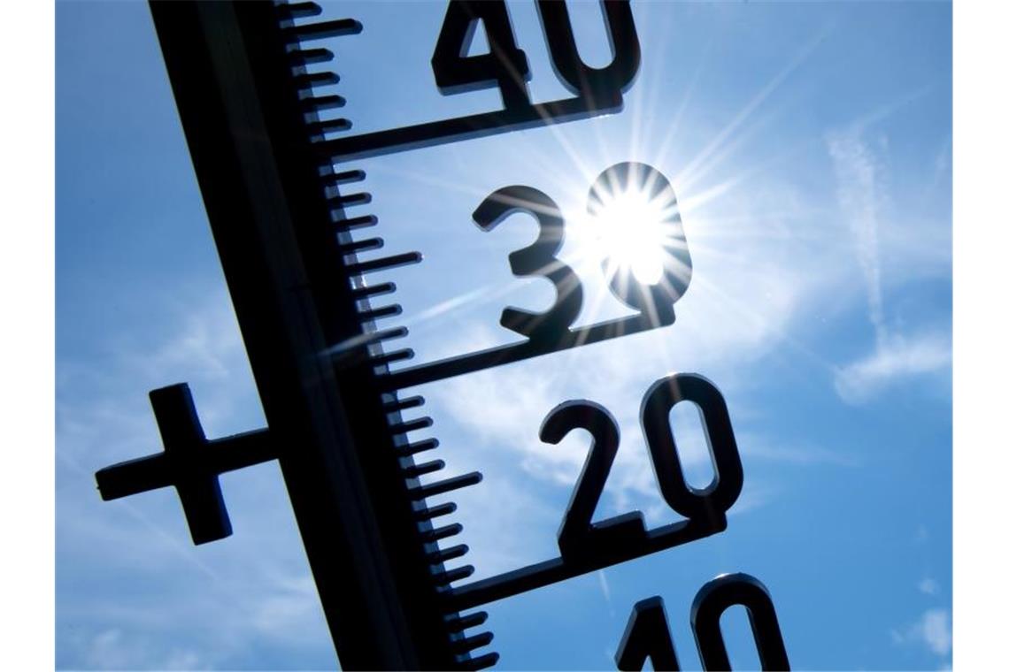 Ein Thermometer zeigt Temperaturen über 30 Grad an. Foto: Sven Hoppe/dpa/Symbolbild