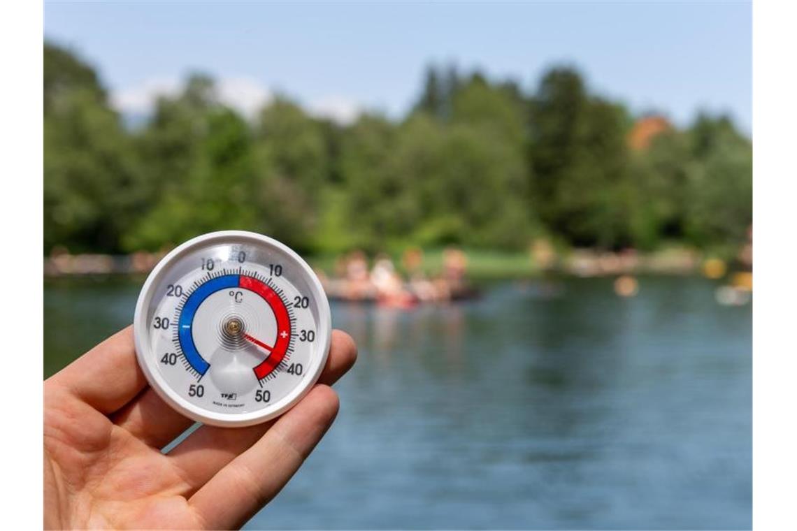 Ein Thermometer zeigt Temperaturen von 38 Grad an. Foto: Jakob Gruber/Archivbild