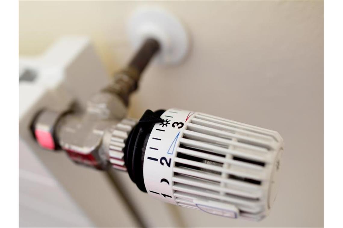Ein Thermostat an einer Heizung. Foto: Sven Hoppe/dpa