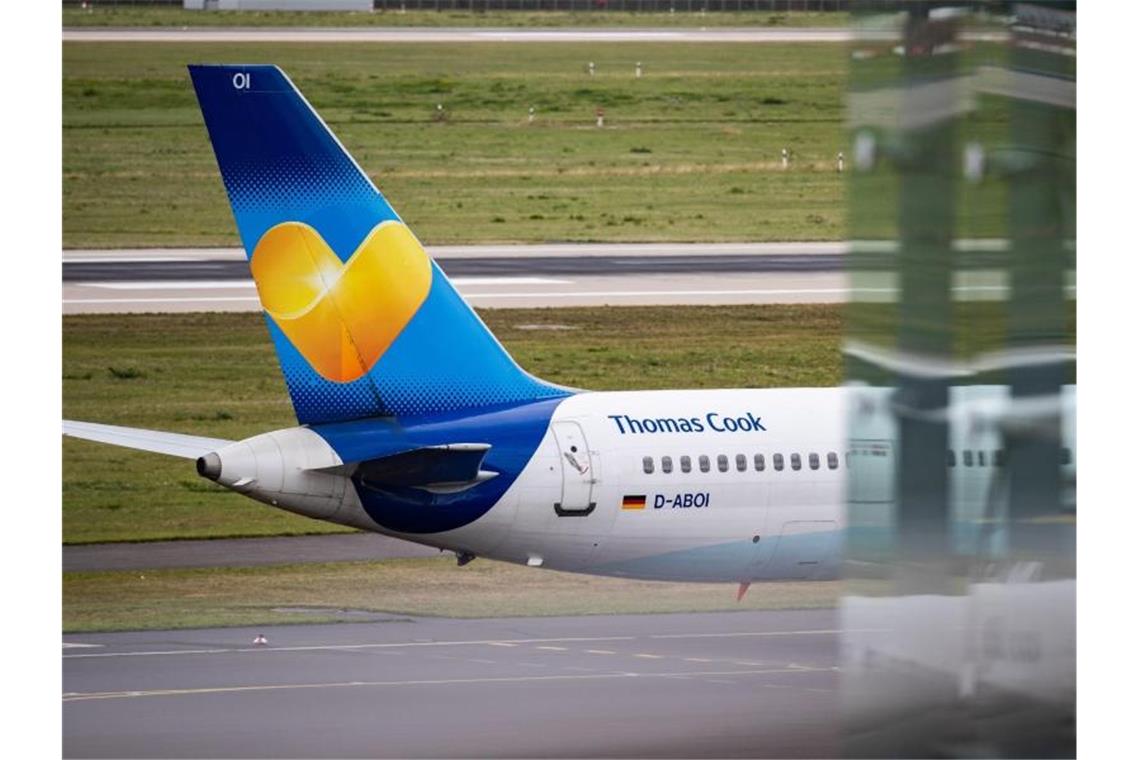 Ein Thomas-Cook-Ferienflieger am Düsseldorfer Flughafen. Foto: Marcel Kusch/dpa