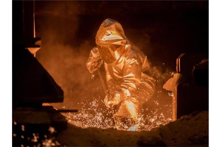 Ein Thyssenkrupp-Arbeiter am Hochofen in Duisburg. Foto: Rolf Vennenbernd/dpa