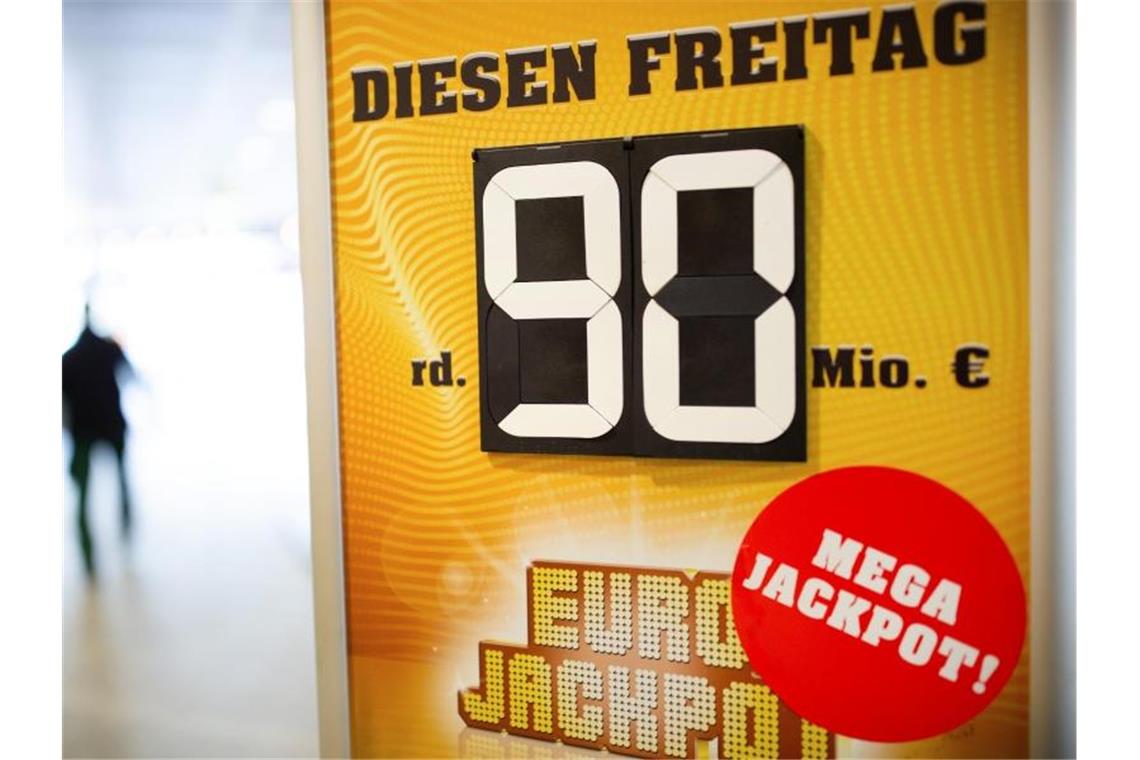 Ein Tipper aus Bayern hat den mit 90 Millionen Euro gefüllten Eurojackpot geknackt. Foto: Martin Gerten/dpa