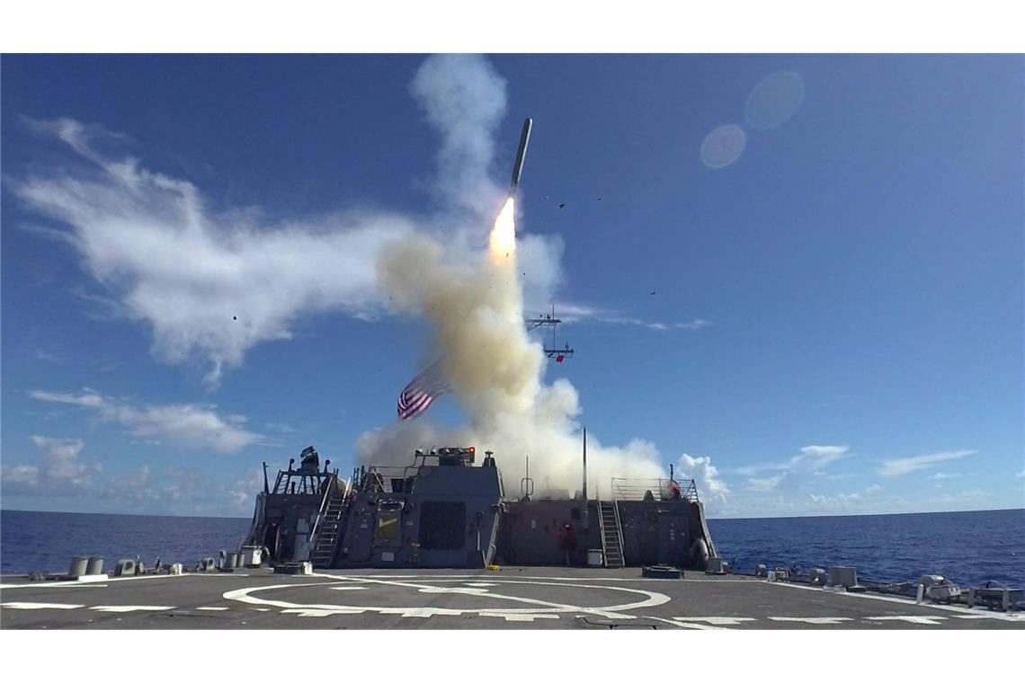 Ein Tomahawk-Marschflugkörper wird von dem US-Zerstörer USS Curtis Wilbur DDG 54 abgefeuert (Archivfoto).