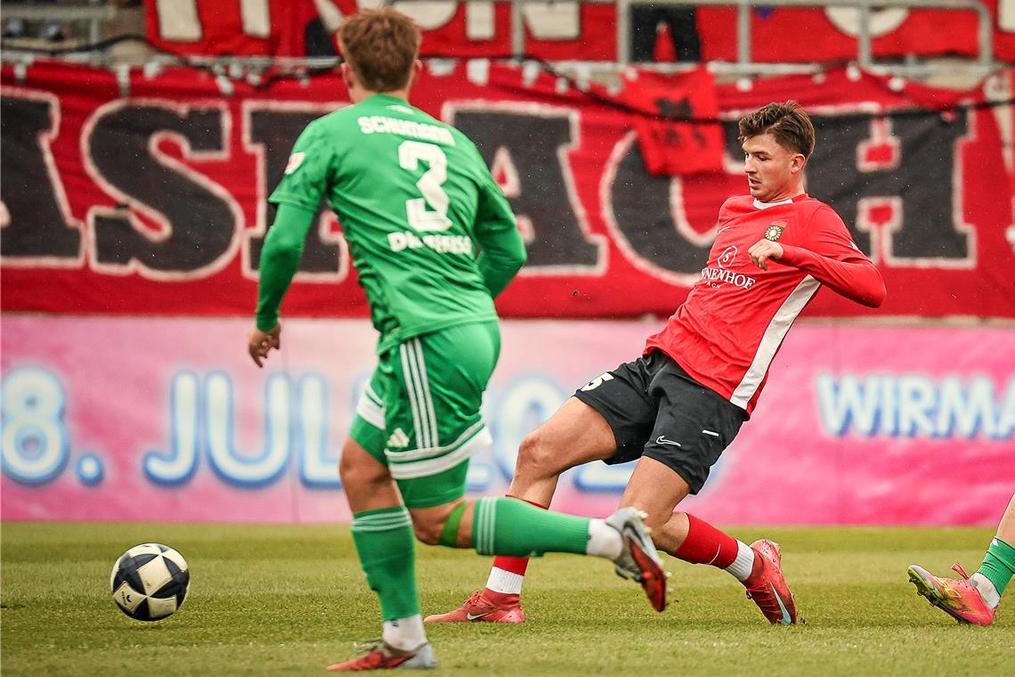 Ein Tor erzielt, ein Gegentor verhindert und dennoch sind Antonis Aidonis (rechts) und die SG diesmal leer ausgegangen. Foto: Alexander Becher