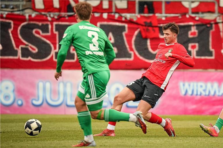 Ein Tor erzielt, ein Gegentor verhindert und dennoch sind Antonis Aidonis (rechts) und die SG diesmal leer ausgegangen. Foto: Alexander Becher