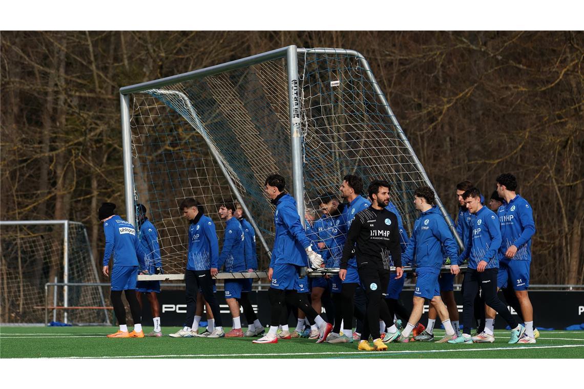 Ein Tor, viele Hände – Vorbereitung fürs Trainingsspiel.