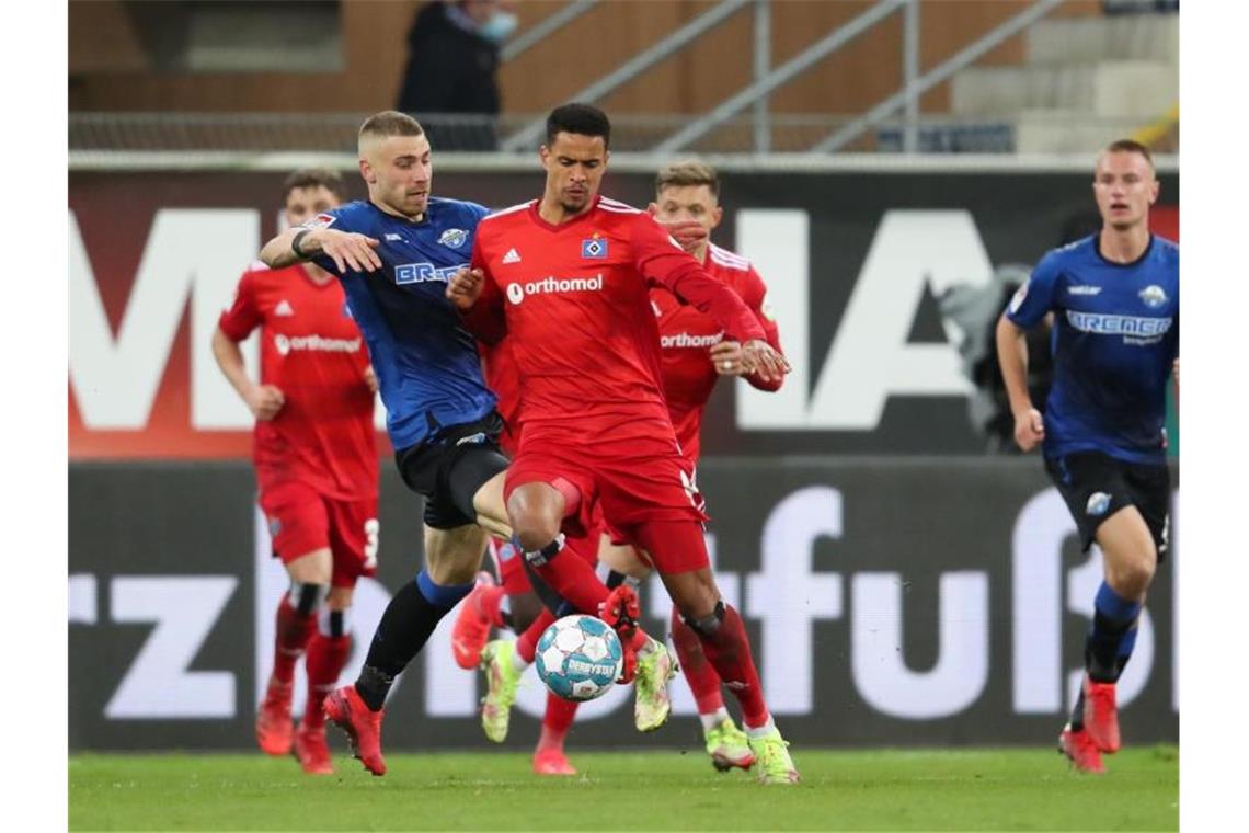 Ein Tor von Felix Platte (l) reichte Paderborn letztlich doch nicht zu einem Punkt gegen den HSV. Foto: Friso Gentsch/dpa