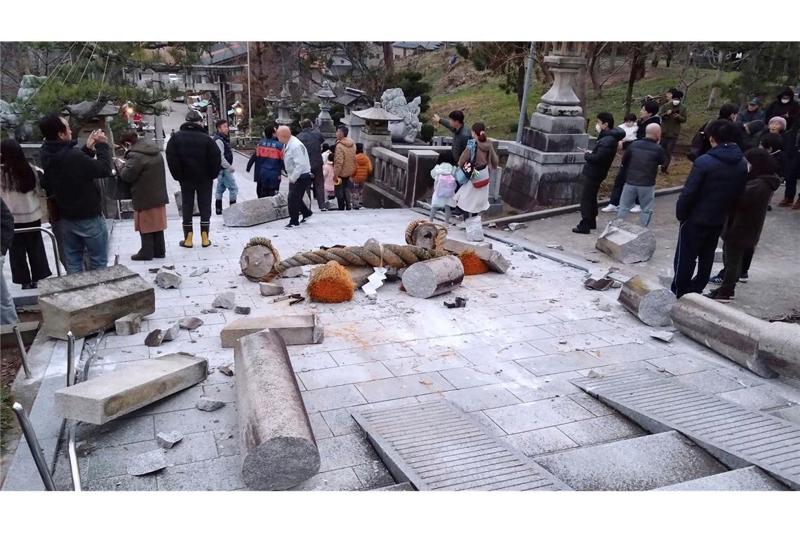 Ein Torii-Tor ist nach einem Erdbeben an einem Schrein in Kanazawa, Präfektur Ishikawa beschädigt.