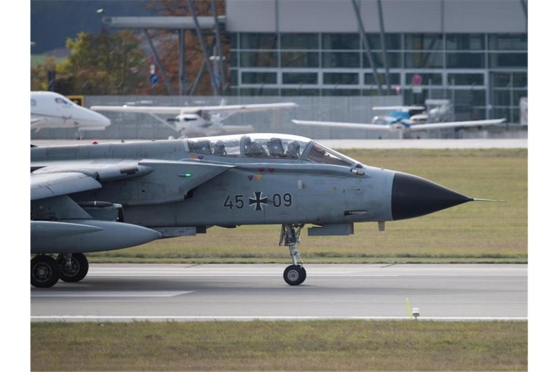 Ein Tornado-Kampfflugzeug landet auf dem Fliegerhorst in Rostock-Laage. Foto: Rainer Jensen/zb/dpa