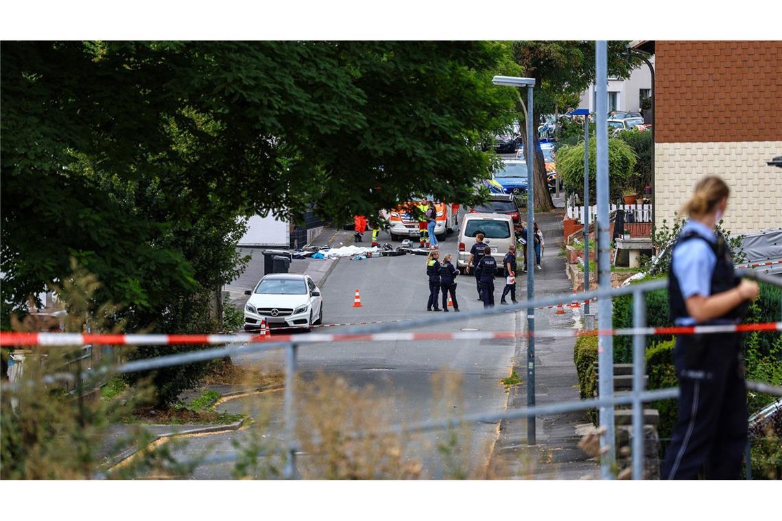 Ein Toter nach Schüssen im Sauerland - Täter flüchtig Ein Toter und ein Verletzter nach Schüssen in Menden.