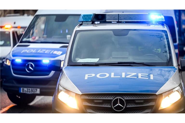 Ein totes Baby wird in Berlin an einem Gehweg gefunden, die Polizei ermittelt.