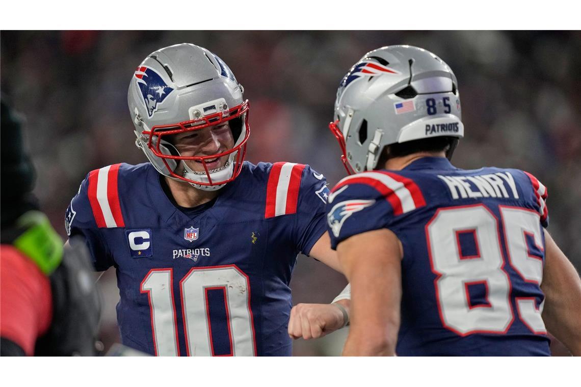 Ein Touchdown-Pass im ersten Playoff-Spiel reichte für den ersten Playoff-Sieg von Drake Maye (links).