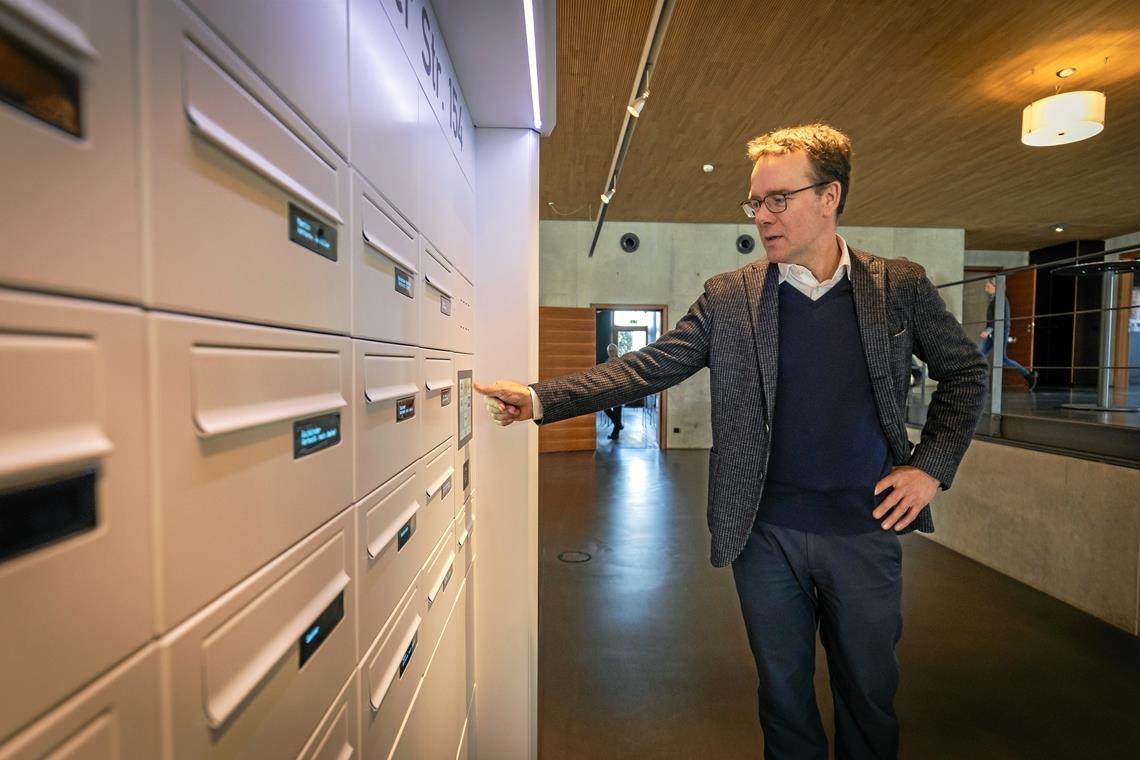 Renz-Gruppe aus Kirchberg: Wie der Briefkasten digital wird Ein Touchscreen ersetzt die Klingelknöpfe: Geschäftsführer Armin Renz demonstriert eine digitale Briefkastenanlage. Auch die Namen an den Briefkästen werden auf digitalen Displays angezeigt. Fotos: Alexander Becher