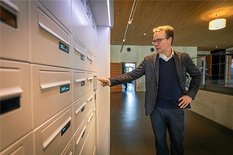 Ein Touchscreen ersetzt die Klingelknöpfe: Geschäftsführer Armin Renz demonstriert eine digitale Briefkastenanlage. Auch die Namen an den Briefkästen werden auf digitalen Displays angezeigt. Fotos: Alexander Becher