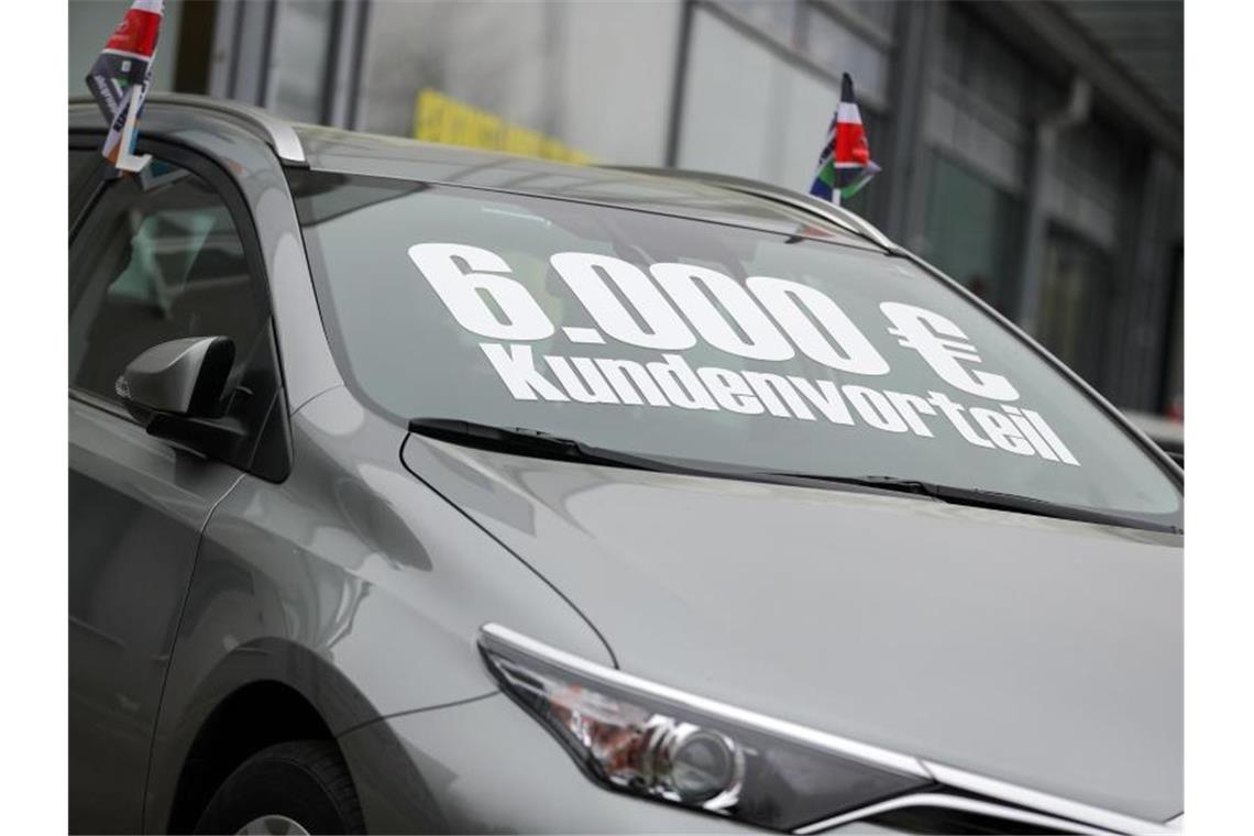 Ein Toyota-Kombi vor einem Autohaus. Foto: Jan Woitas/dpa-Zentralbild/dpa