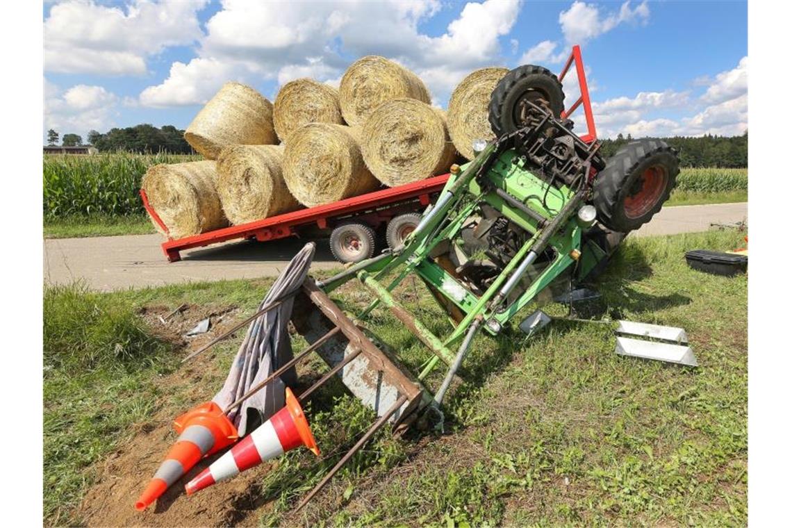 Ein Traktor liegt neben einer Straße. Foto. Thomas Warnack Foto: Thomas Warnack