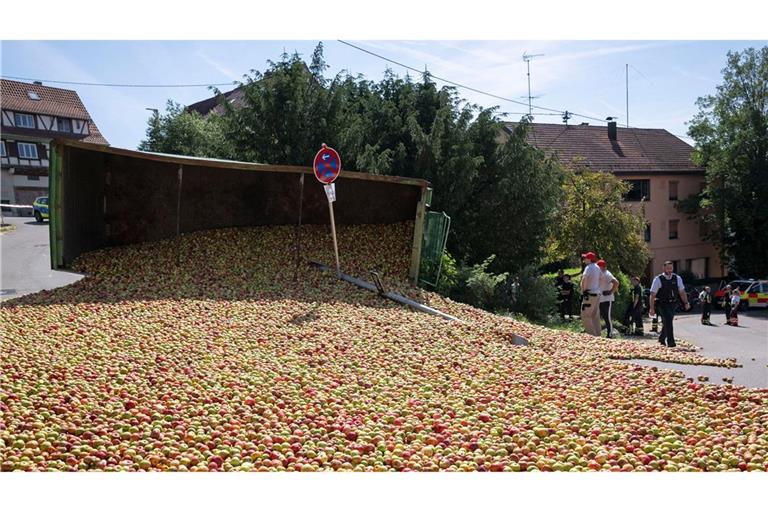 Ein Traktor mit einem mit Äpfel beladenen Anhänger war aus noch unbekannter Ursache auf abschüssiger Strecke umgekippt.